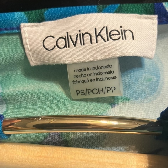 Calvin Klein Petite Small Floral 3/4 Sleeved Top With Key Hole Neckline - Picture 2 of 7